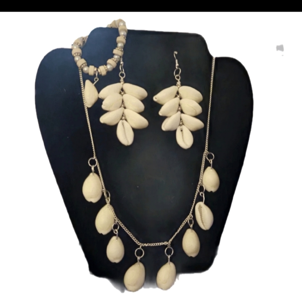 Gorgeous  sea shells beads necklace  set.